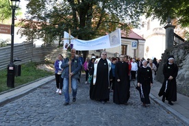 Wyjście pielgrzymki spod bazyliki katedralnej w Sandomierzu.