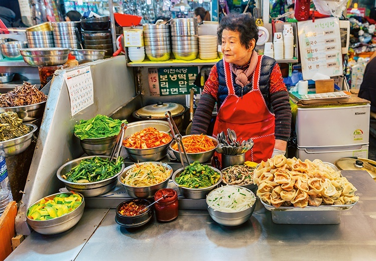 Koreańczycy nie wyobrażają sobie potraw bez kimchi, czyli kiszonek najczęściej z kapusty pekińskiej z różnymi dodatkami.