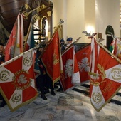Przy udziale oficjalnych delegacji i obecności pocztów sztandarowych Mszy św. w kościele garnizonowym przewodniczył bp Marek Solarczyk.
