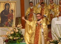 Ks. Kamil Kuchejda - diecezjalny duszpasterz młodzieży - podczas Mszy św. w żywieckim amfiteatrze.
