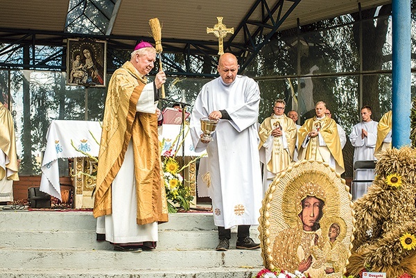 ▲	Biskup Wiesław Szlachetka poświęcił korony żniwne.