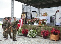 Eucharystia na nadwiślańskim bulwarze w Sandomierzu.