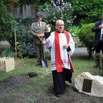 Zasadzenie dębu papieskiego w ogrodzie biskupim