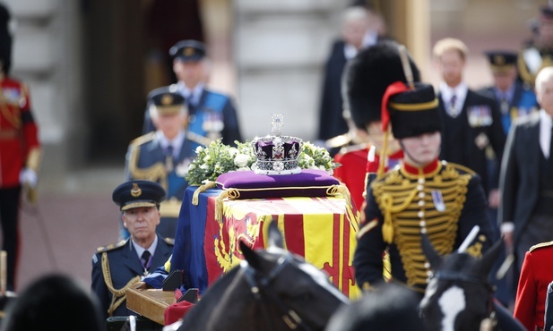 Salut armatni i dźwięki Big Bena towarzyszyły trumnie z ciałem Elżbiety II w drodze do Pałacu Westminsterskiego