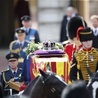Salut armatni i dźwięki Big Bena towarzyszyły trumnie z ciałem Elżbiety II w drodze do Pałacu Westminsterskiego