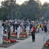 Pod pomnikiem poległych żołnierzy na cmentarzu parafialnym w Szydłowcu delegacje złożyły kwiaty.