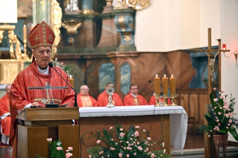 Biskup senior w czasie głoszenia homilii w ząbkowickim kościele sióstr klarysek.