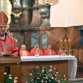 Biskup senior w czasie głoszenia homilii w ząbkowickim kościele sióstr klarysek.