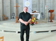 Ks. Mariusz Nakonieczny proboszcz parafii zachęca do odwiedzania budującego się kościoła.