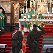 Wyprowadzenie sztandaru Wojska Polskiego ze świdnickiej katedry.