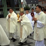 Abp Mieczysław Mokrzycki na jubileuszu parafii oblatów w Kędzierzynie-Koźlu