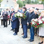▲	Wydarzenie rozpoczęło się od złożenia kwiatów i zniczy przy pomniku Wołyńskim.