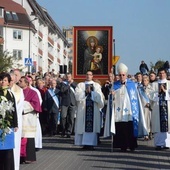 Procesja z cudownym obrazem podczas przeniesienia go do kościoła Matki Bożej Różańcowej w Lublinie.