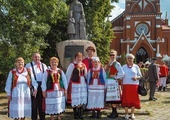 Kurpie chętnie fotografują się pod pomnikiem brata  Zenona.