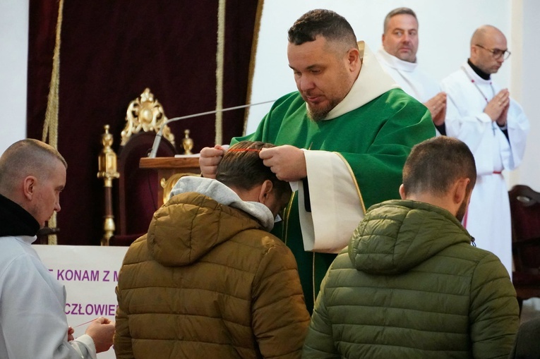 Na zakończenie nabożeństwa 24 godzin Męki Pańskiej ks. Paweł nałożył chętnym Czerwony Szkaplerz.