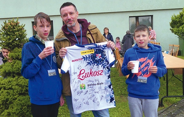 Zdobywcy wylicytowanej koszulki z podpisami zawodników piłkarskiej drużyny Podbeskidzia. 