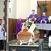 ▲	Biskup i zaprzyjaźnieni księża koncelebrowali Mszę św. pogrzebową.