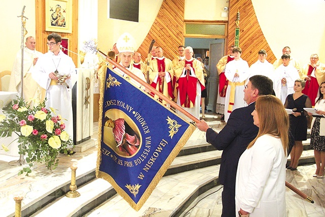 ▲	Uroczystości w kościele przewodniczył bp Stanisław Salaterski. Poświęcił on także nowy sztandar placówki.