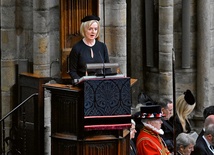 Premier Liz Truss czyta Ewangelię wg św. Jana podczas liturgii pogrzebowej Elżbiety II.
