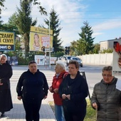 Wierni w małych grupach modlili się na skrzyżowaniach, przed domami kultury, hotelami, na parkingach i przystankach autobusowych, m.in. w Rawie Mazowieckiej.