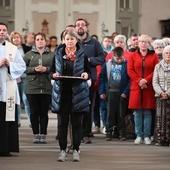 Bardo. Róże wypełniły bazylikę po brzegi