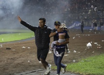 Indonezja/ Władze: zweryfikowano liczbę ofiar zamieszek po meczu piłkarskim; zginęło 125 osób