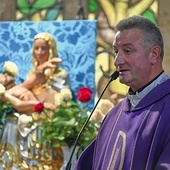 ▲	Homilię podczas Mszy św. pogrzebowej wygłosił ks. Wojciech Staszczak. 