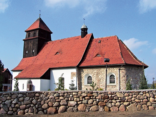 	Kamienny mur oplata budynek pw. św. Mikołaja w Kozłowie.