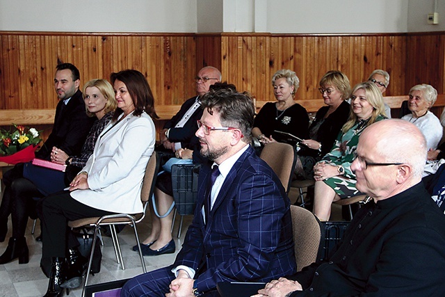 Wśród gości w pierwszym rzędzie (od lewej): Marcin Kaca, Kinga Bogusz, Elwira Skoczek, dyrektor Wydziału Zdrowia i Polityki Społecznej, Jerzy Zawodnik, ks. Jarosław Wojtkun.