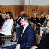 Wśród gości w pierwszym rzędzie (od lewej): Marcin Kaca, Kinga Bogusz, Elwira Skoczek, dyrektor Wydziału Zdrowia i Polityki Społecznej, Jerzy Zawodnik, ks. Jarosław Wojtkun.