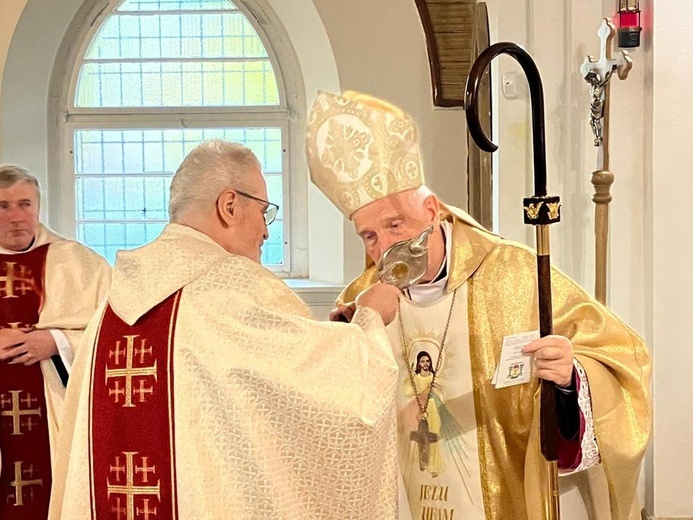 Biskup senior ucałował relikwie św. s. Faustyny.