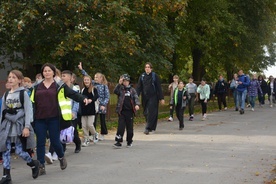 Uczniowie w drodze do Wielowsi.