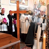 ▲	Mszy św. i obrzędom pogrzebowym przewodniczył bp Marek Mendyk.