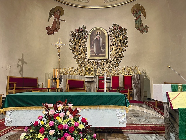 W ołtarzu głównym są obecnie rzeźby autorstwa Zygmunta Brachmańskiego i wizerunek św. Teresy od Dzieciątka Jezus pędzla Feliksa Łatko.