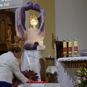 Podczas adoracji każdy z rodziców mógł zapalić światełko pamięci dla swojego dziecka i ustawić je przy Najświętszym Sakramencie.