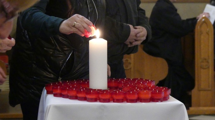 Podczas adoracji każdy z rodziców mógł zapalić światełko pamięci dla swojego dziecka i ustawić je przy Najświętszym Sakramencie.
