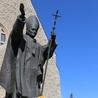 Pomnik Jana Pawła II przed limanowską bazyliką.