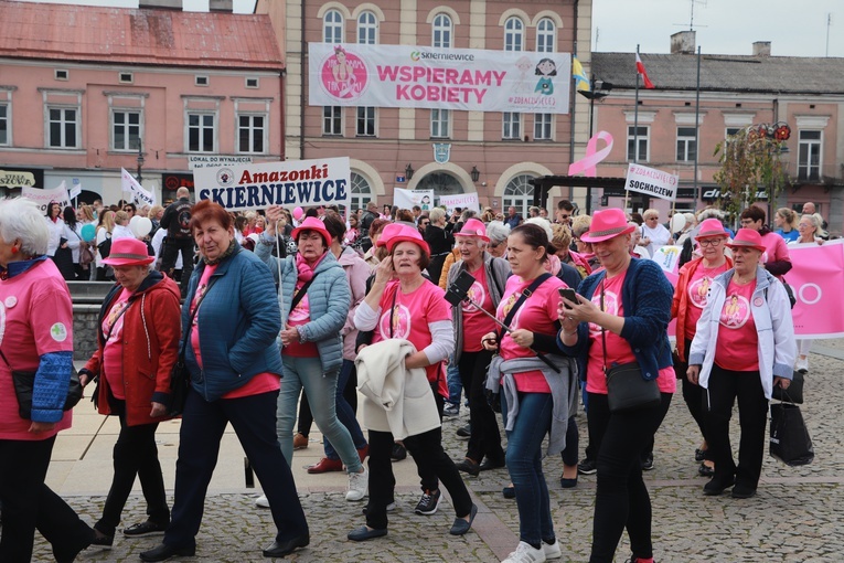 Wydarzenie rozpoczęło się onkospacerem. Przed ratuszem w Skierniewicach zgromadziło się kilkaset kobiet z całej Polski.
