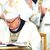 Biskup Edward Dajczak podpisuje uchwały synodalne podczas  Mszy św. kończącej synod.