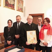 Ks. prof. Machniak, jak każdy z dotychczasowych laureatów Nagrody im. Ciesielskiego, otrzymał ikonę przedstawiającą Świętą Rodzinę. Towarzyszyły mu zaprzyjaźnione małżeństwa.