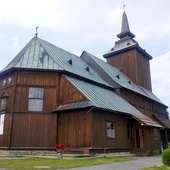 Zabytkowy, drewniany kościół w Lewiczynie powstał na początku XVII w. A w nim w cudownym wizerunku cześć odbiera Matka Boża Pocieszycielka Strapionych, Pani Ziemi Grójeckiej.