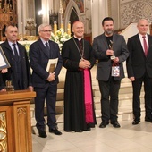 Przedstawiciele Fundacji im. Brata Alberta z bp. Markiem Solarczykiem oraz ze Zbigniewem Miazgą (z prawej) i bratem biskupa Jana (drugi od lewej).
