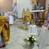 Uroczystego okadzenia relikwii dokonał bp Marek Solarczyk.