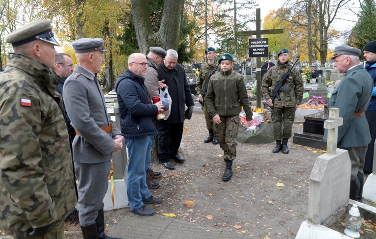 Zaciągnięcie warty honorowej przy Kwaterze Legionistów na cmentarzu rzymskokatolickim w Radomiu pod czas ubiegłorocznego marszu. Z lewej Roman Burek, Komendant Główny Związku Strzeleckiego w Radomiu. 