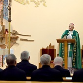 Biskup w czasie modlitwy Liturgią Godzin.