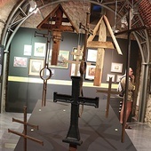	Łukasz Sarnat, twórca aranżacji plastycznej wystawy, wykorzystał m.in. relikty w postaci krzyży nagrobnych, ocalonych niegdyś od zniszczenia.