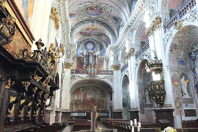 	Kościoły na Dolnym Śląsku wypełnia coraz mniej wiernych.