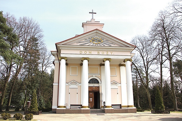 ▲	Kościół w Wiązownie wybudowano w latach 1794–1797 dzięki finansowemu wsparciu księżnej Marii z Lubomirskich Radziwiłłowej.