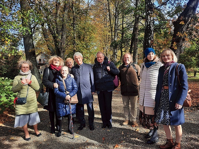 	Uczestnicy konferencji z Joanną Modrzejewską (trzecia od lewej) w parku na terenie muzeum.