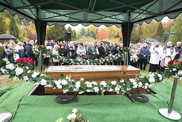 ▲	Ksiądz Słomski został pochowany 21 października na cmentarzu Łostowickim w Gdańsku.
